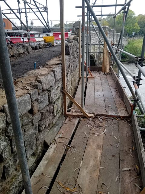 Stone bridge parapet rebuilding